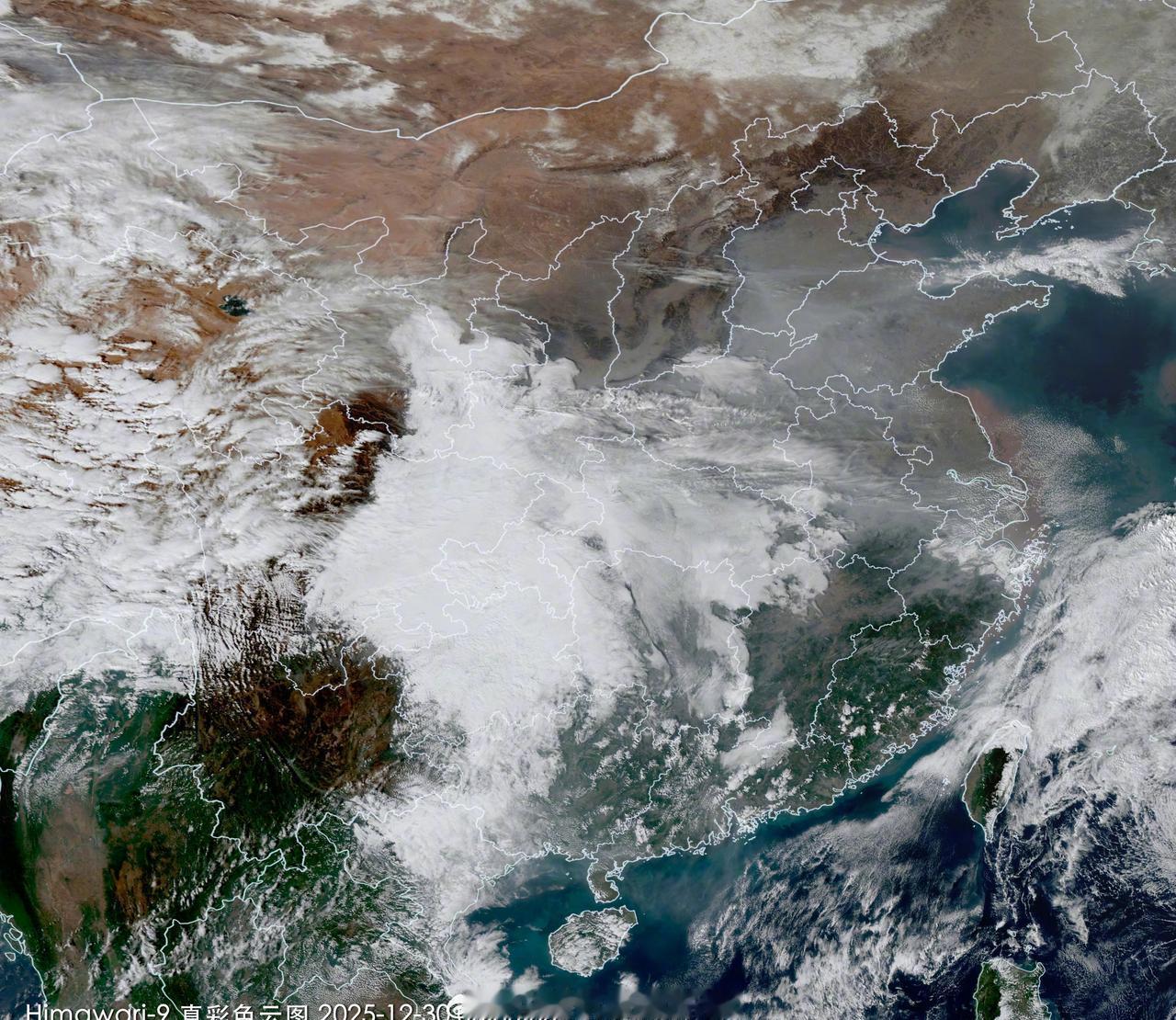 今天下午川渝黔上空浓云密布，部分地区已有雨水飘落，这正是暖湿气流与回流冷空气交汇