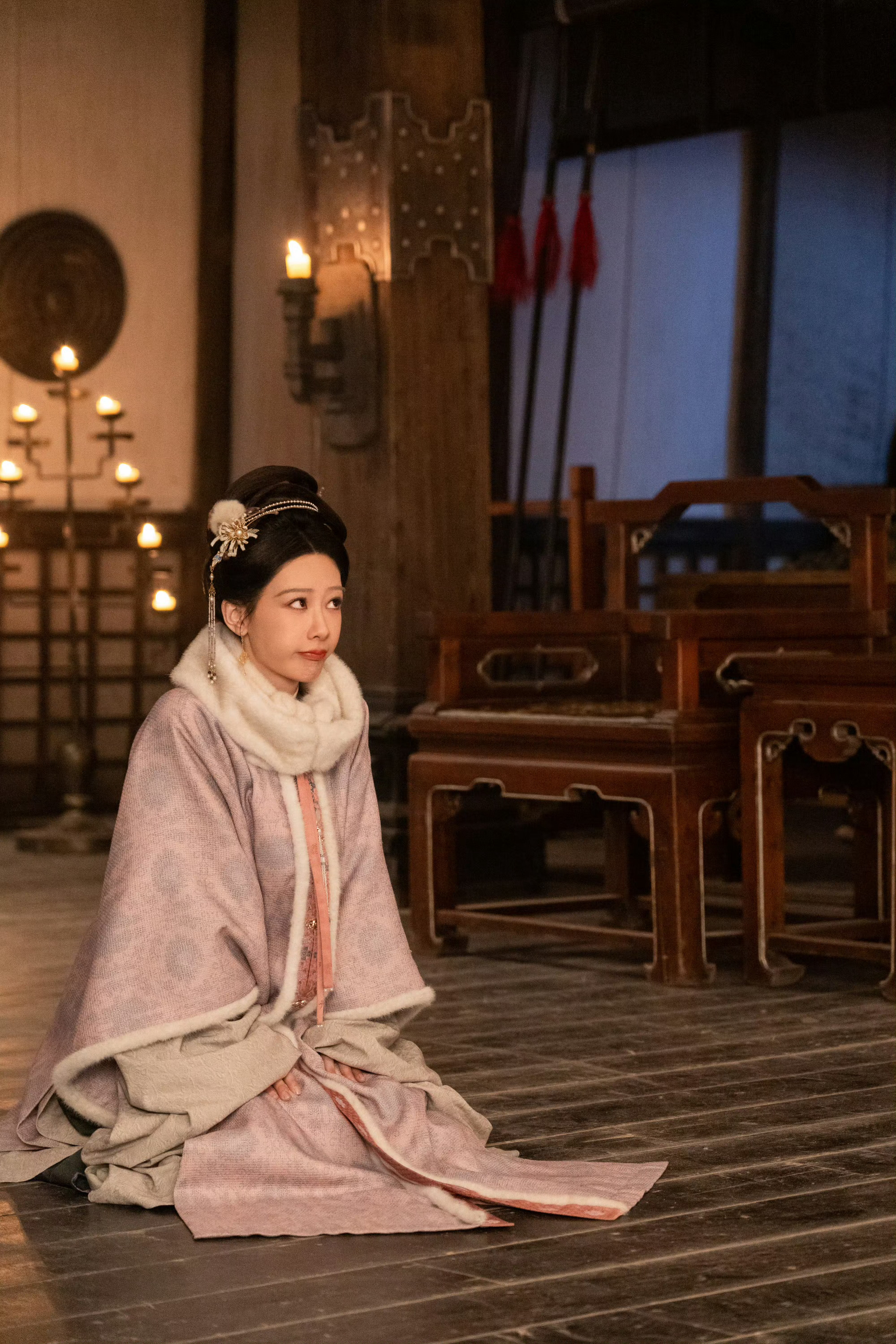 田本昌看杨紫韩东君吻戏不舒服了 杨紫《家业》中的李祯一角。她将以独特的演绎，展现