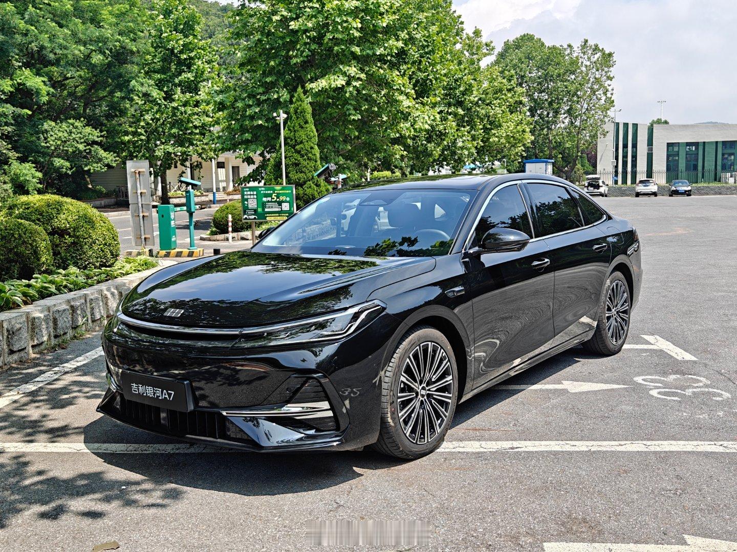 吉利银河A7，真的夸张，不到10万的车有当年B级车的尺寸和空间 ​​​
