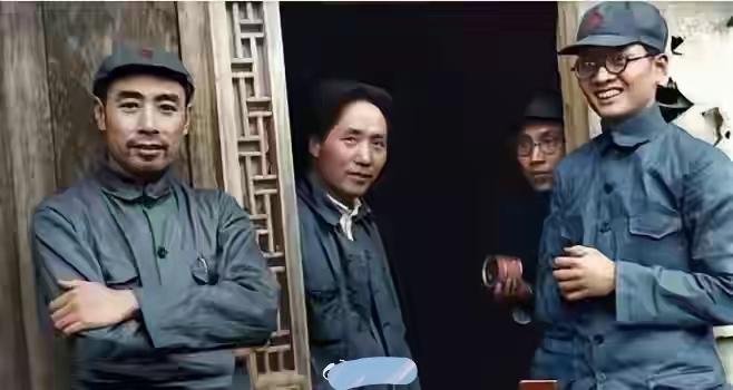 这张老照片太有画面感了！毛主席、周总理与刘伯承元帅个个笑容灿烂，眉眼间满是轻松与