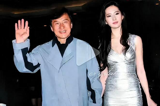 天呐！当年的刘亦菲才是真正的“行走的顶配”吧！

看这照片，一身打扮又时尚又带点