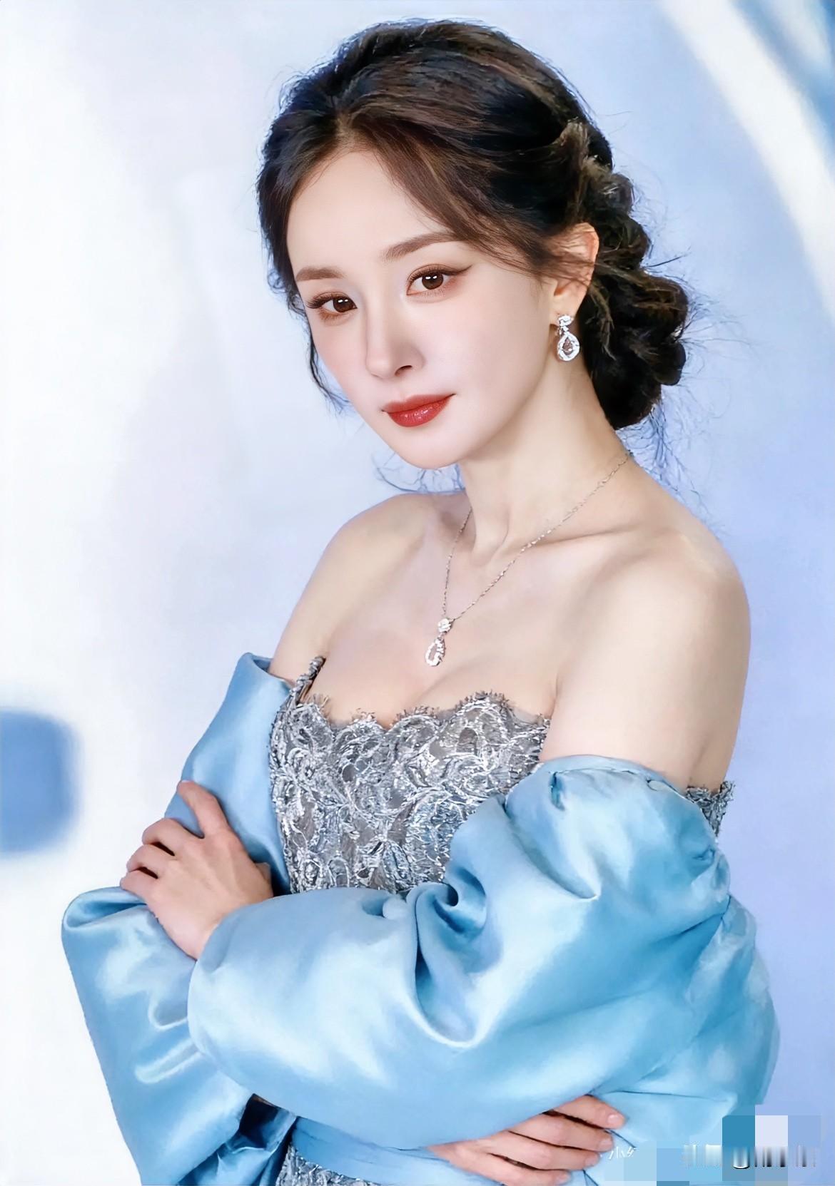 杨幂近距离美颜暴击：冰雪女王果真降临！

终于明白杨幂的“恐婚”的背后，其实是无