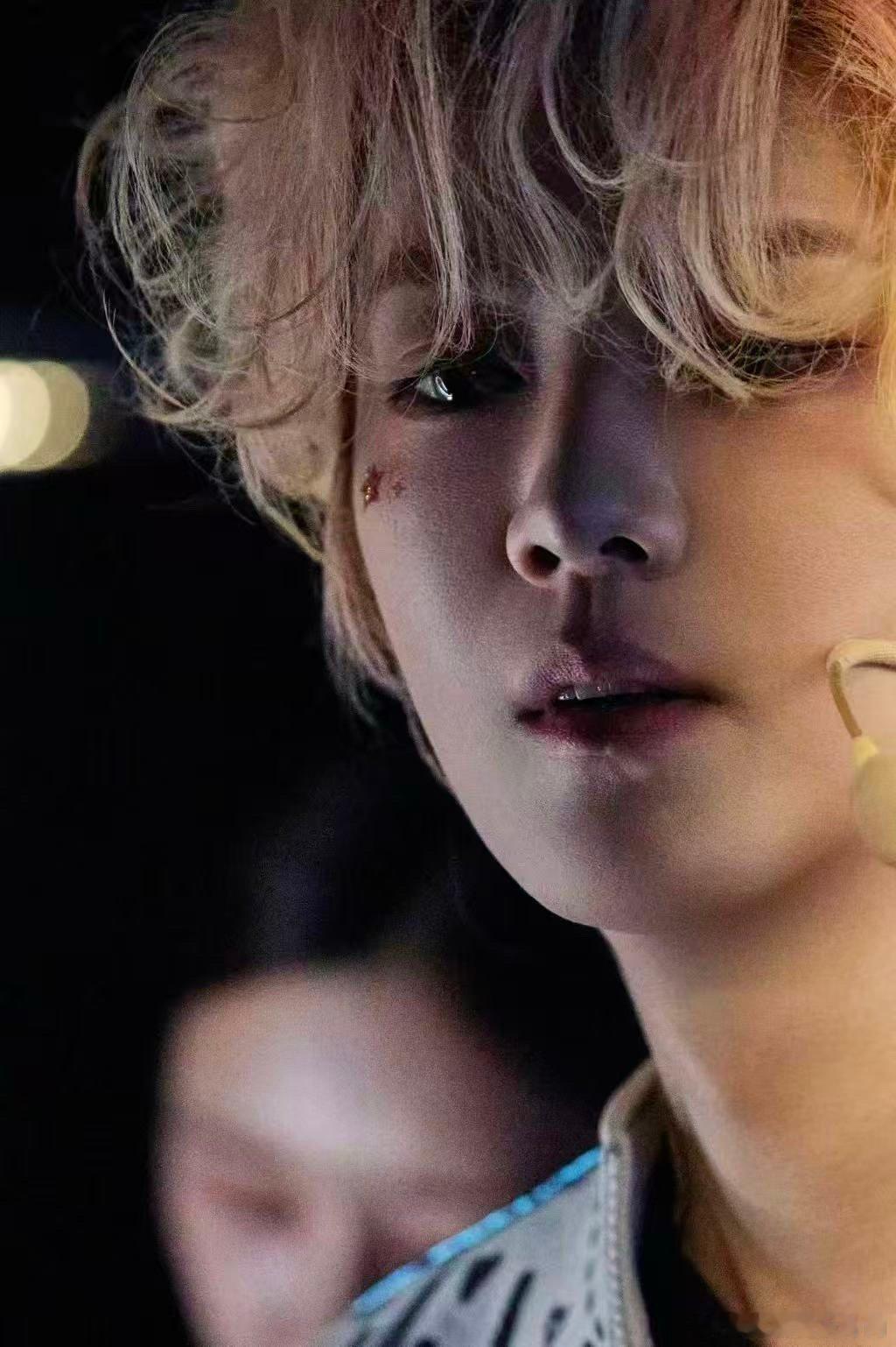 鹿晗亚巡纪念册配置鹿晗亚巡纪念册双版本公开 穿越四季，馈赠以册。鹿晗亚巡实体纪念