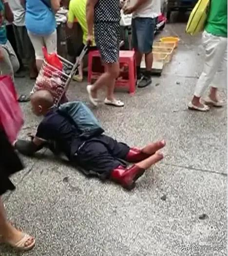 2016年，广州一男子在菜市场买菜时，忽然遇见一个没有双脚的乞丐，男子经过仔细观