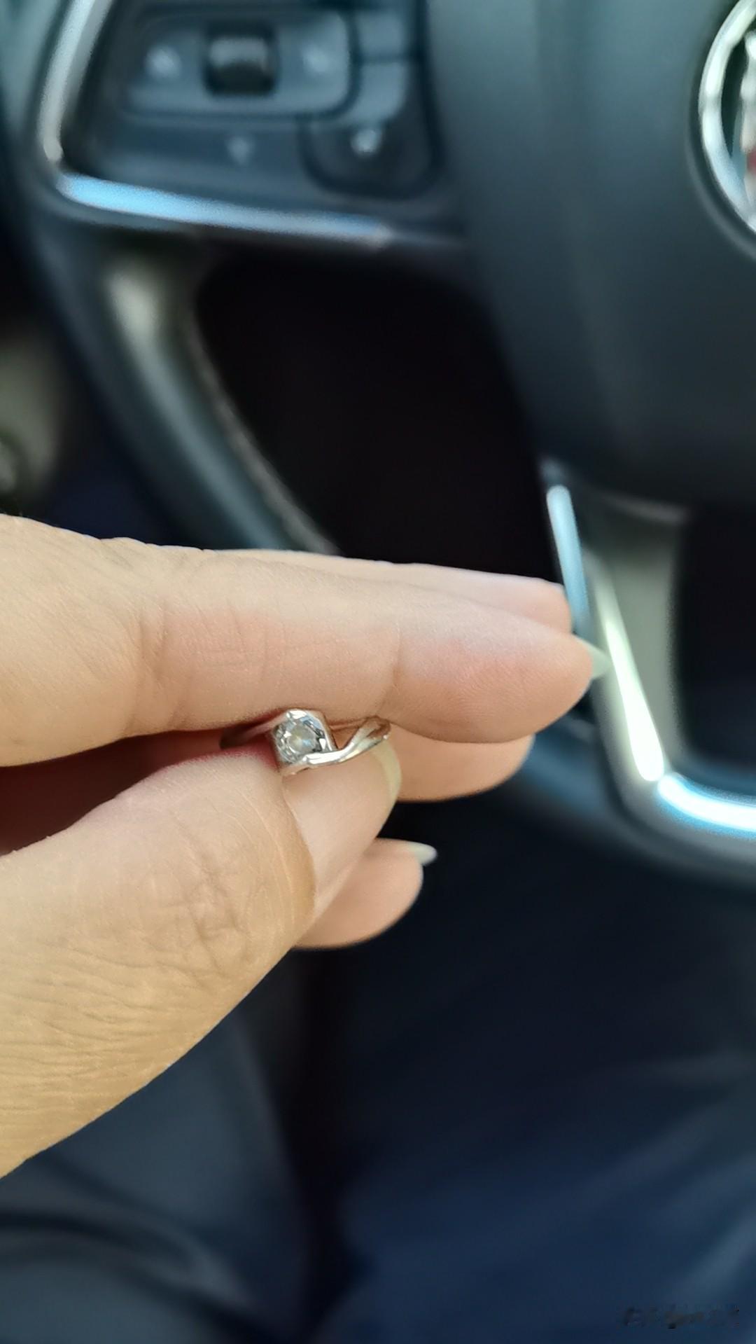今早在大医院停车场，我车门口捡的，不知道是不是钻石，金属是925的，有点变形，应