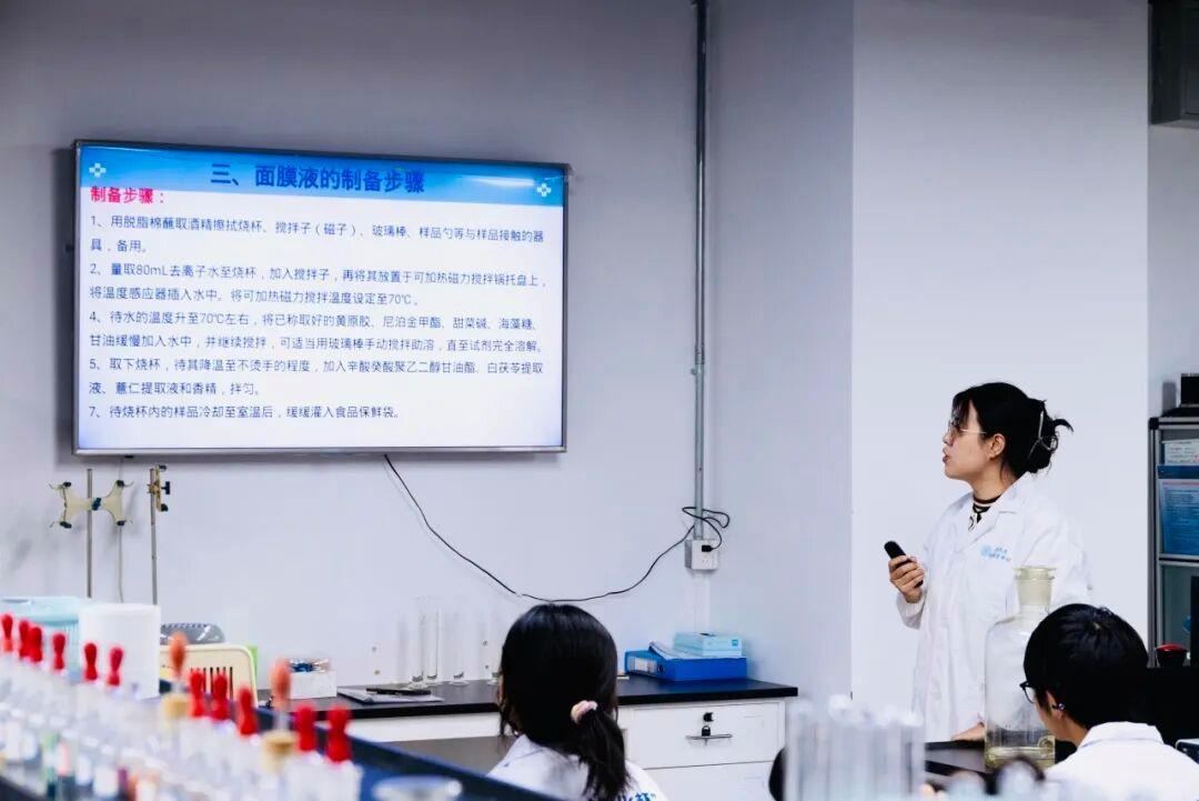 北京理工大学《化妆品中的化学》通识课出圈啦。      理论+实验双结合，亲手D