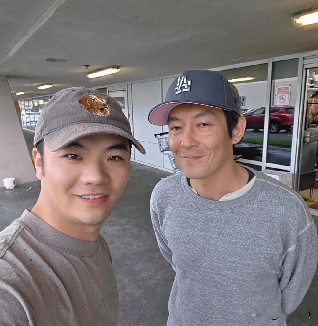 45岁陈冠希现身加拿大一家咖啡店，他的脸充满了沧桑感，让人幻视赵本山，容颜残得太