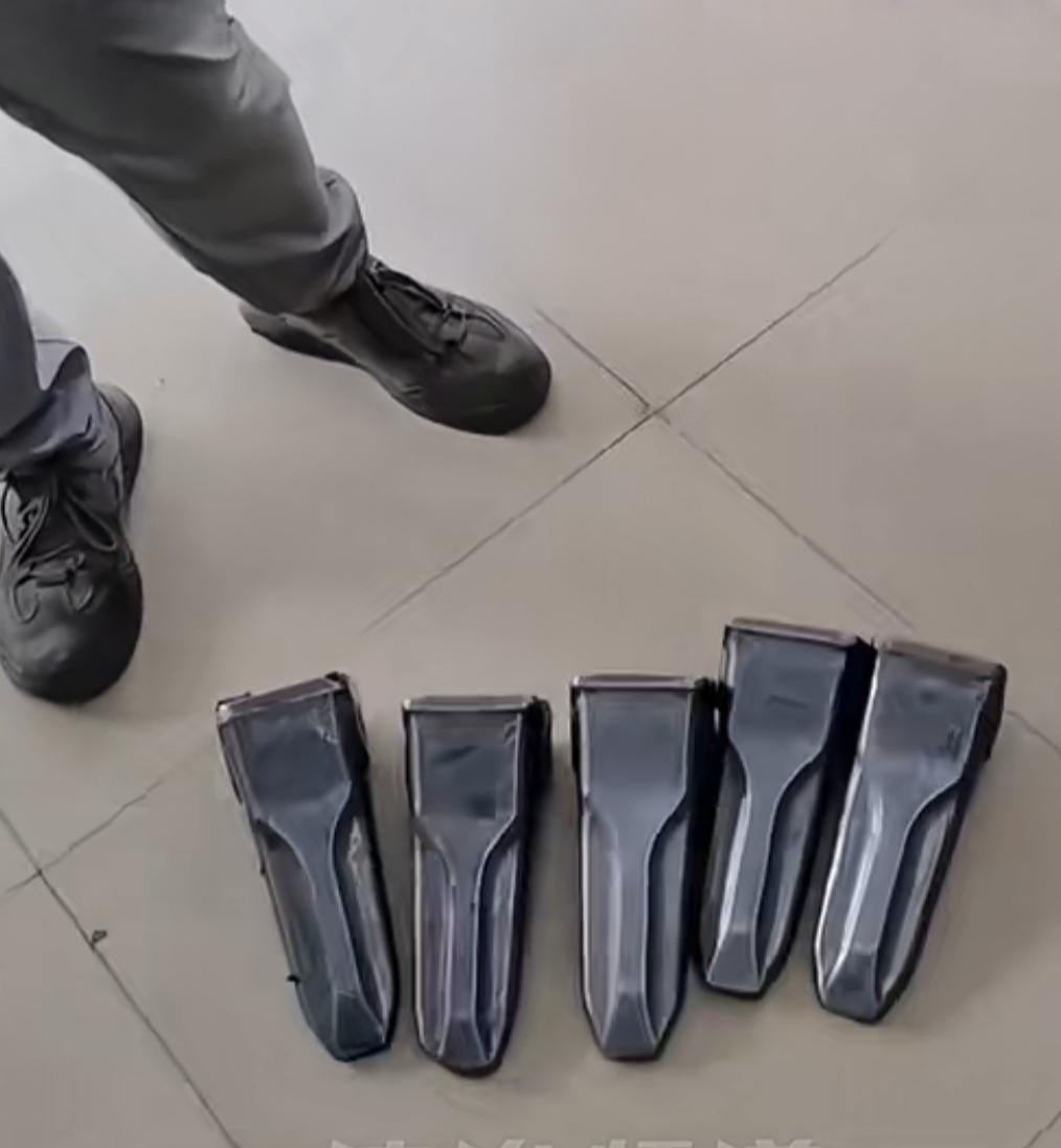 店家向男子推荐产品的型号，男子跑去别人的店里买去了！结果产品型号是错的男子跑来店