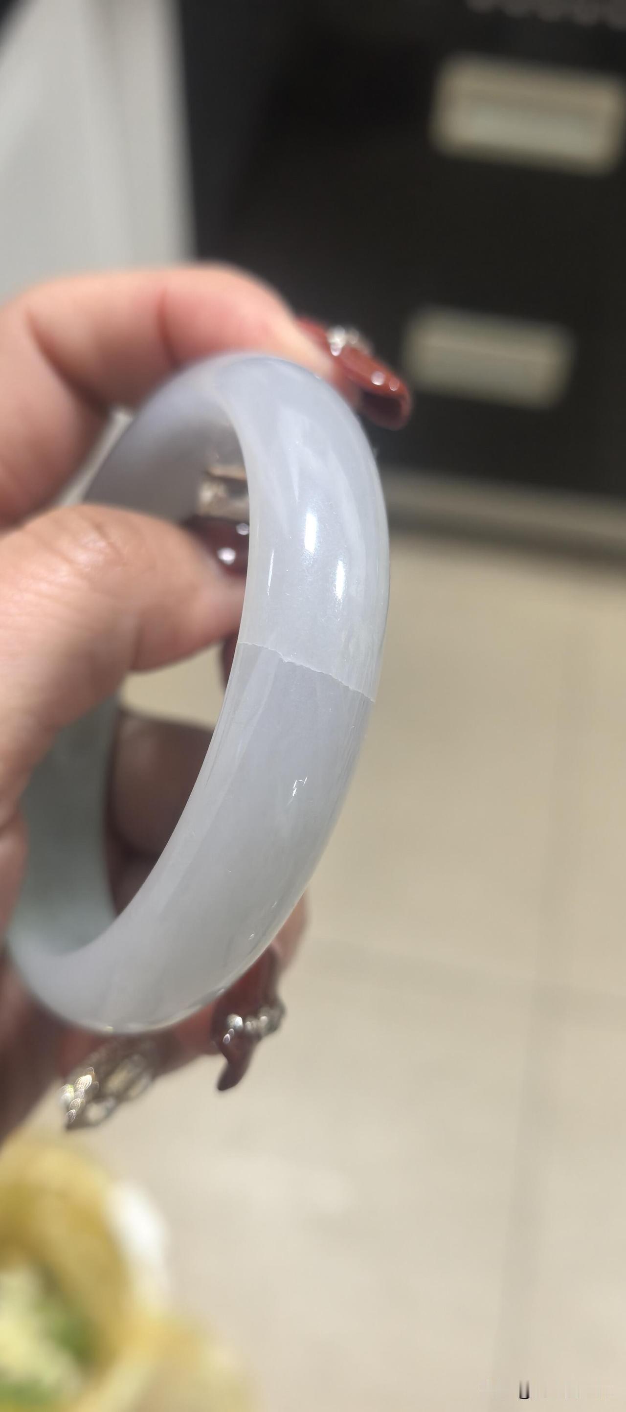 6.8万买的戴了10年，昨天被个保洁老太从公交站突然跑出来撞到磕裂了，当时没发现