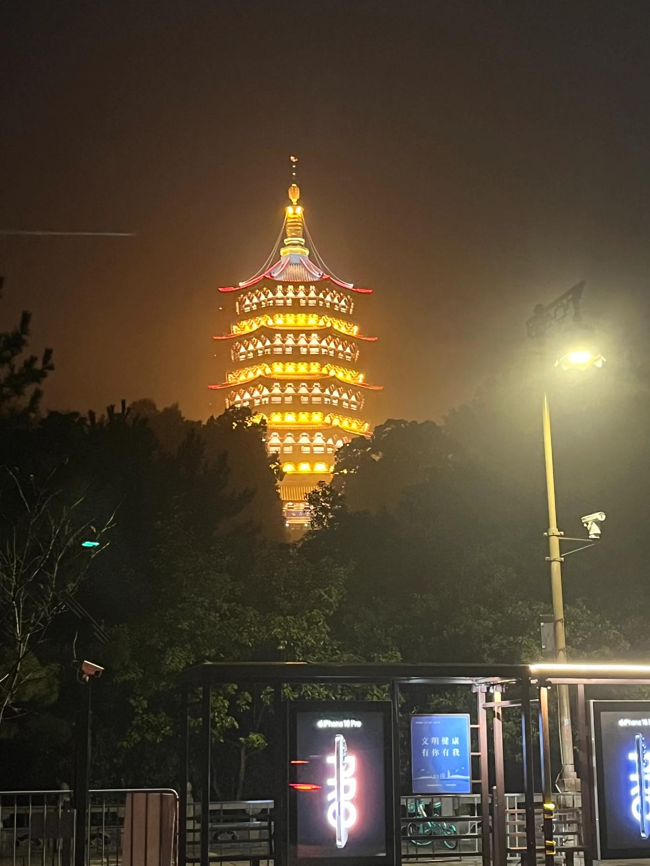 同样是旅游城市，差距不是一星半点！

前几天去了一趟重庆和杭州，没想到它们的差距