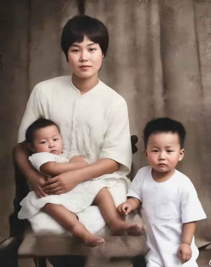 每次看到杨开慧和两个孩子唯一的家庭照，都让人心痛的不能自已！

杨开慧是一位伟大