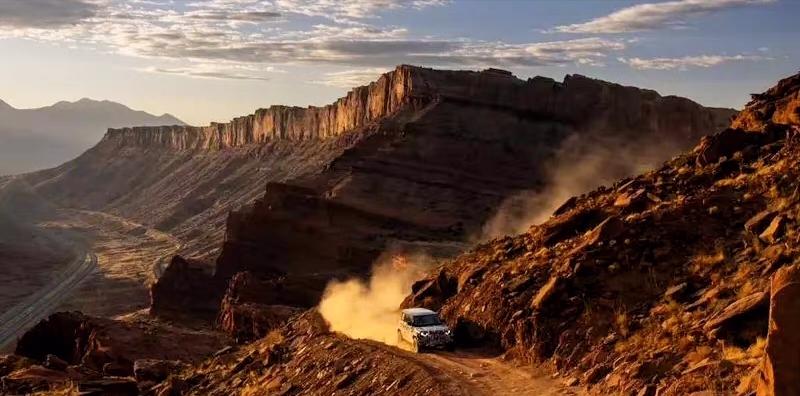 【路虎卫士高性能版预告图 搭4.4T V8发动机/2024年内发布】近日，路虎官