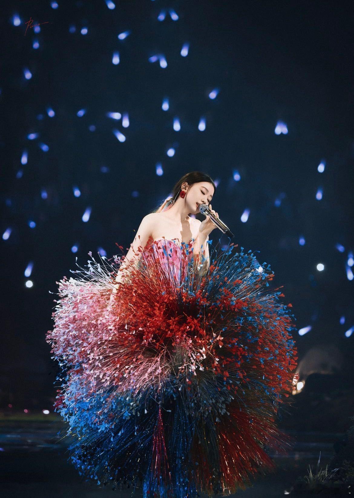 人为什么需要演唱会 同样的一首歌，耳机里是循环的单曲，现场却是有画面、有温度、有