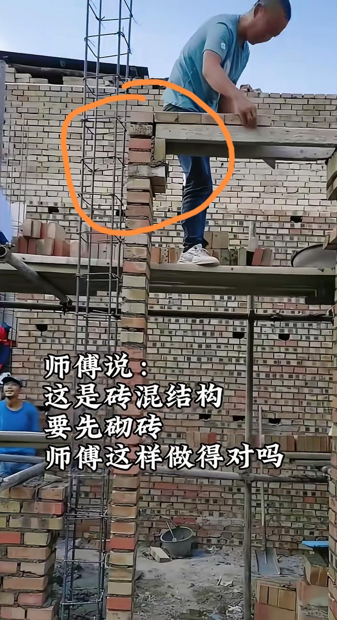 挑砖架木搭建门过梁，裸柱单砖砌筑暗藏风险！
在门洞一侧砌上单块挨边砖，还在上面挑