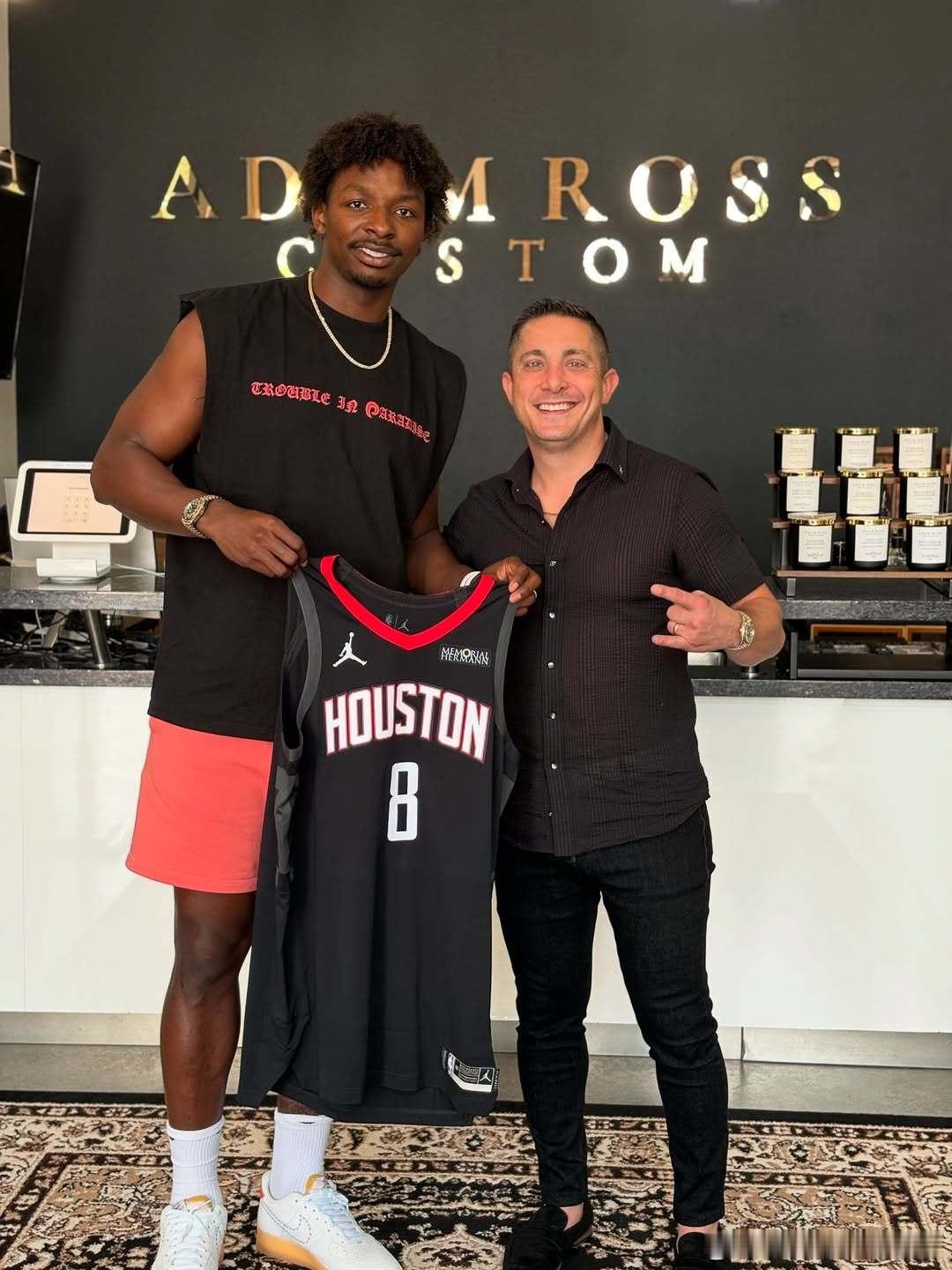 泰特去定制西装并为老板送上了签名球衣📸休斯顿火箭nba休赛期休斯顿火箭[超话]