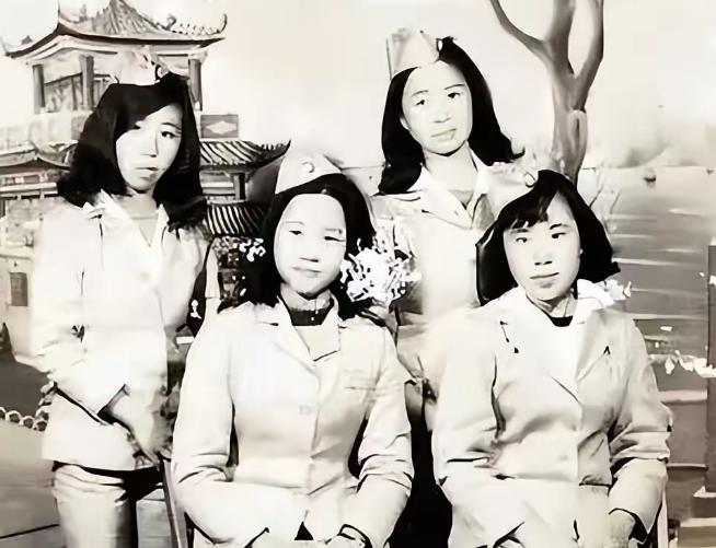 1950年，解放军在福建剿匪时，在山林中遇到了4个女学生，战士们好心为她们指路，