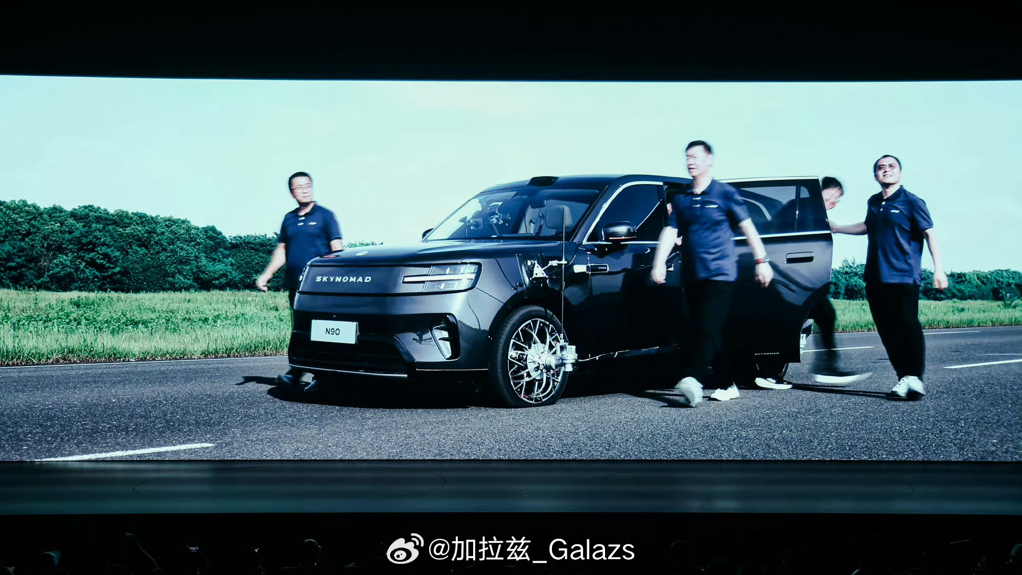参数可以调，PPT可以做，但160km/h、7人满载、双轮同时爆胎，还让CTO亲