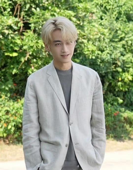 陈晓 这颜值太帅了，都知道他是古装男神但是现代也是顶级🔝top笑的好苏 ​​​