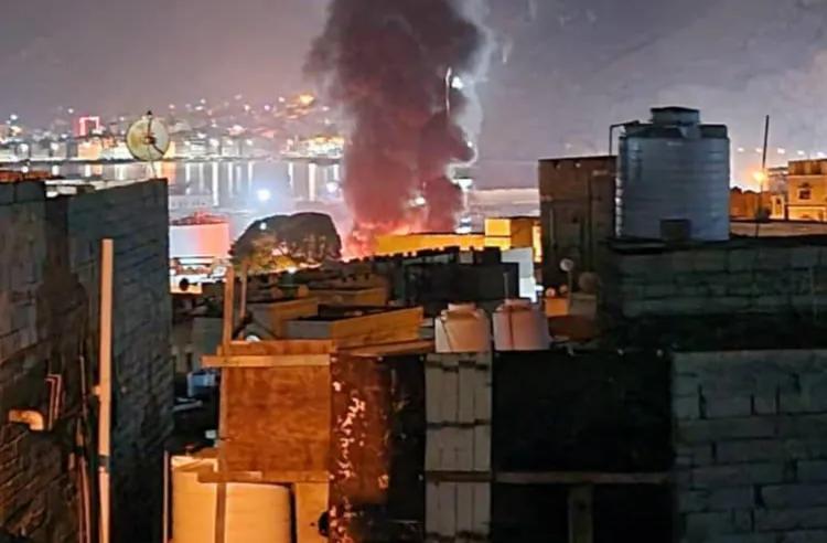 沙特凌晨空袭也门穆卡拉港，这事越品越有意思！俩从阿联酋港口出发的船，关了追踪系统