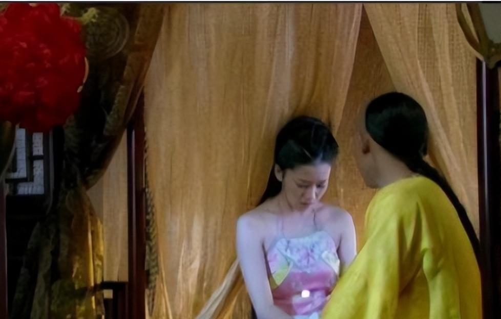 野史：1685年，康熙喝完进贡的碧螺春茶，兴奋得睡不着，他望了一眼低眉顺眼伺候的