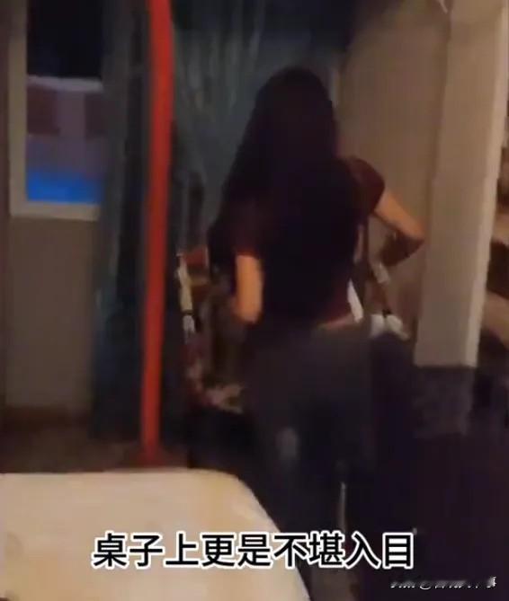 社死了！俩女子到外地旅游，突发奇想定了一个情侣酒店的套房，不料，刷开进入客房时当