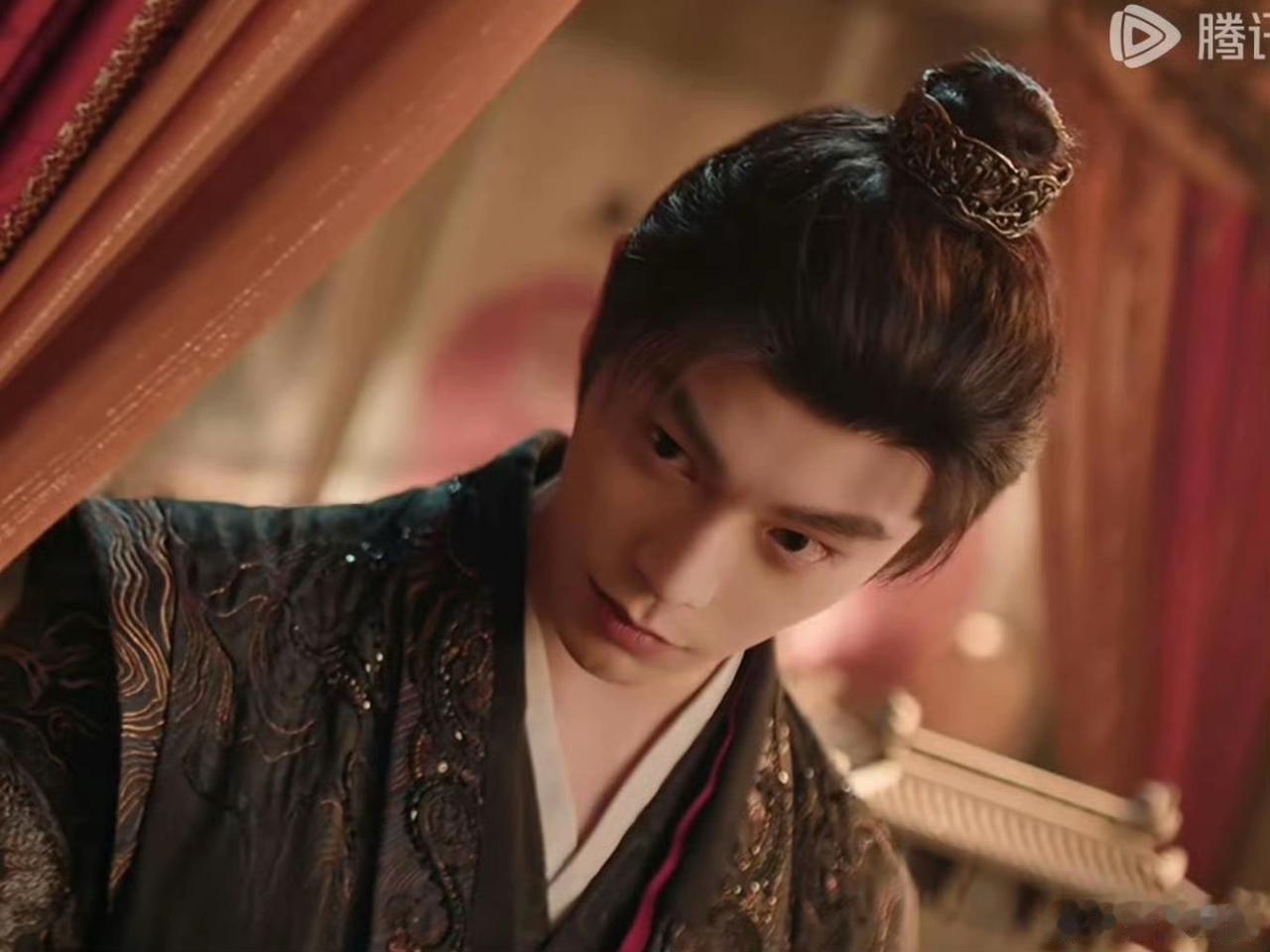 何与可不是颈僵式演技。
何与是原装脸，没有注射填充。
何与演技很好，
丁禹兮营销