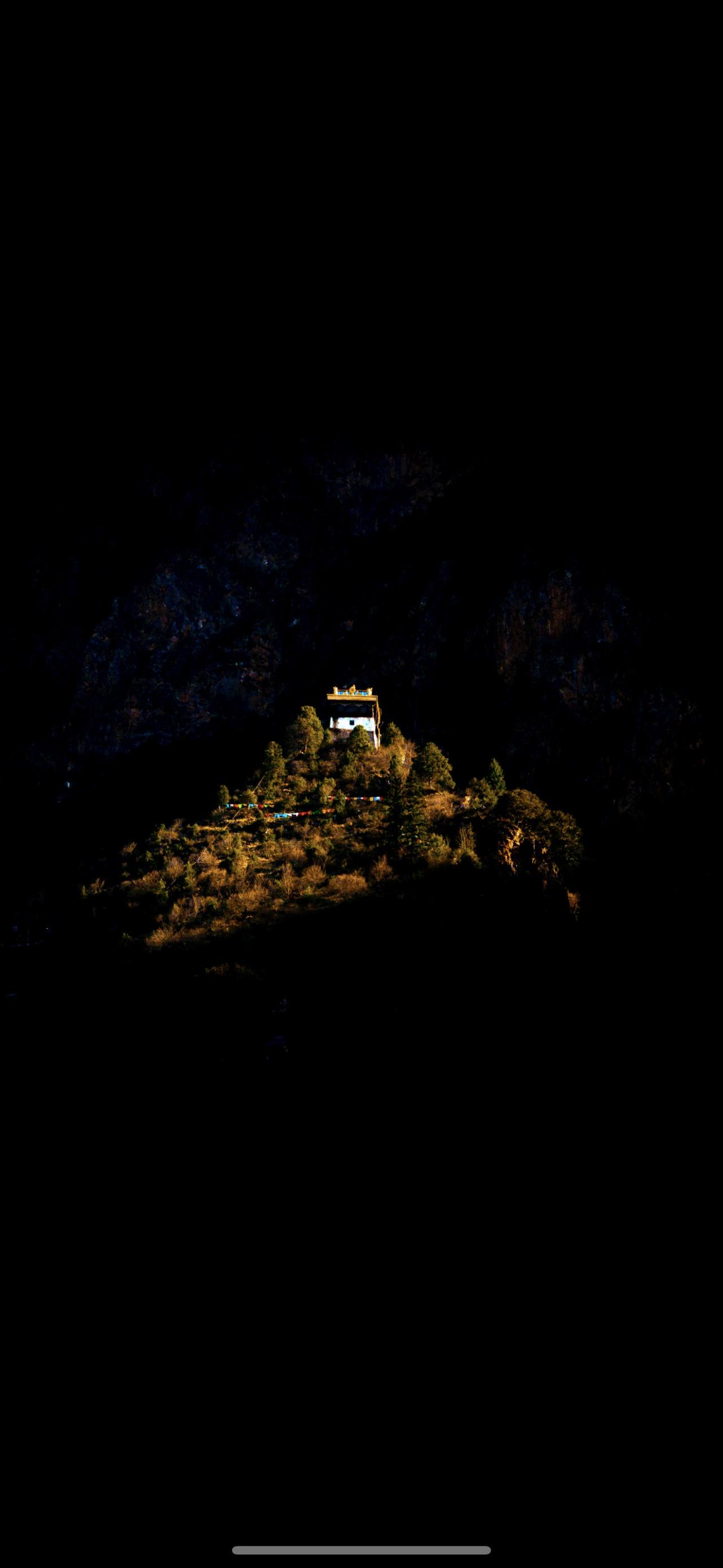 2025年最后一个月，终于慢下来回望。凝视这幅作品，黎明前的黑暗笼罩四野，一束晨