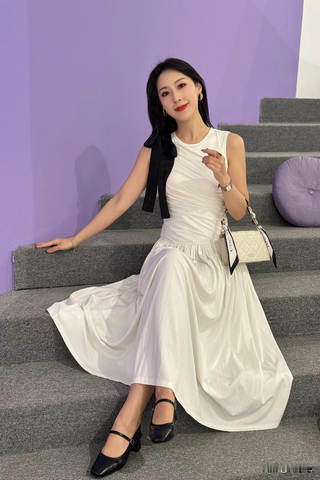 看展日 | 浪漫是收藏家~
好久没有看展了
喜欢着纯净之色 游转于艺术之间
无闲