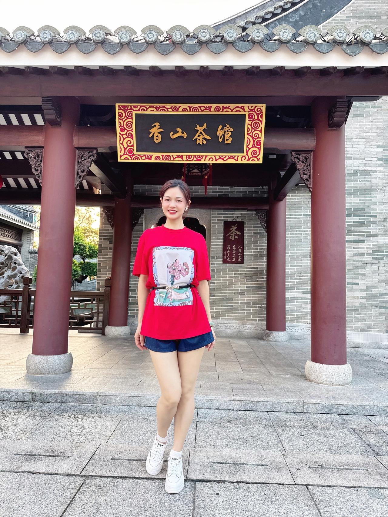 让一切顺其自然，你便能活得洒脱又自在。愿你积极乐观，开心过好每一天！在古建筑中感