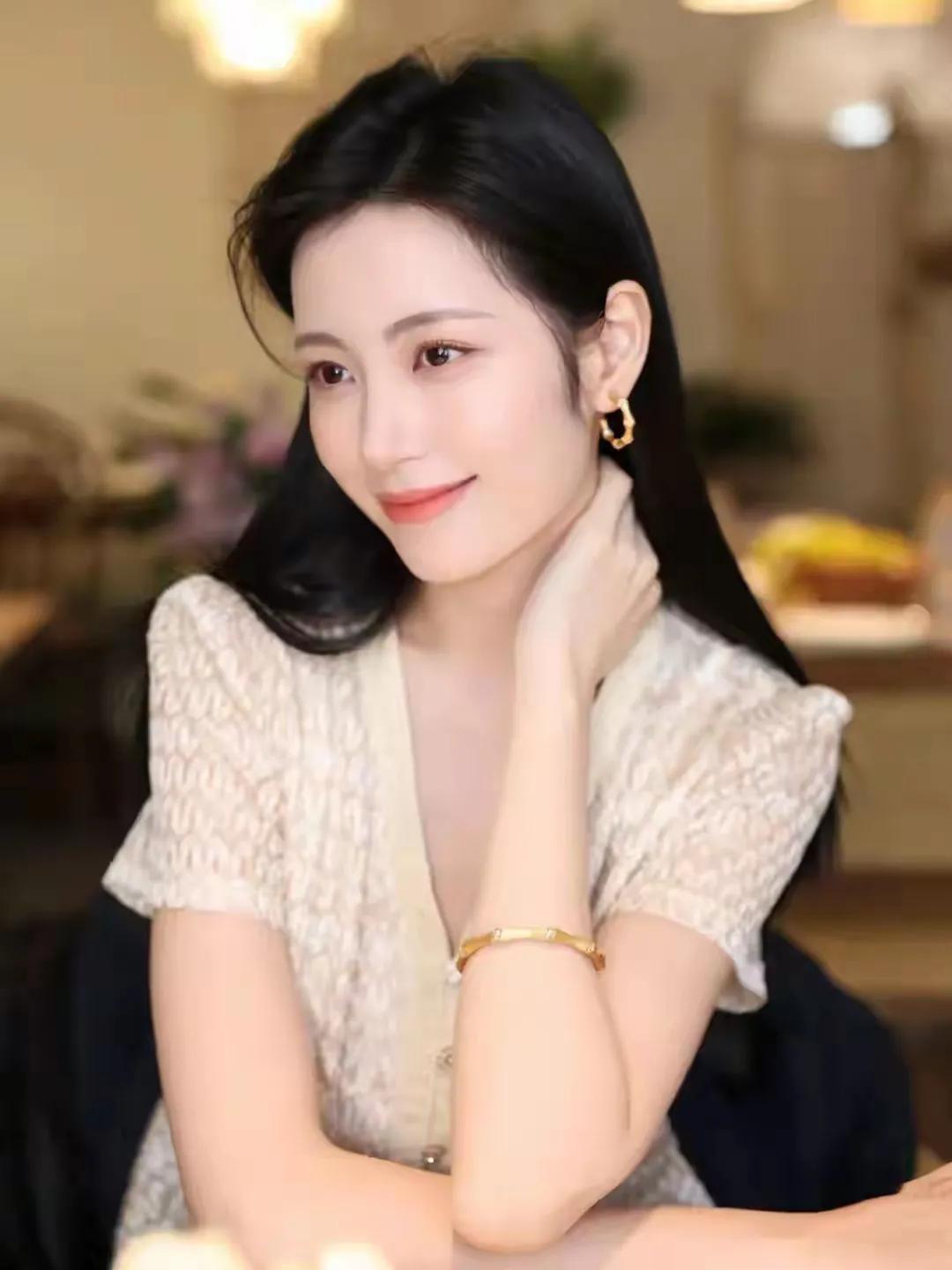 四十岁的女人最大的魅力是什么?你觉得身材重要还是脸蛋重要 中年女性精致感