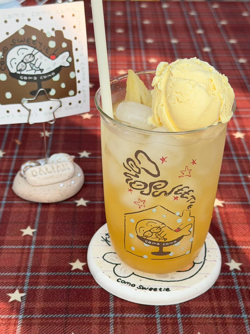 太萌了这个杯子好可爱 好想买（家里已有一万个杯子）还有突然掏出宝宝的印花抽纸品味