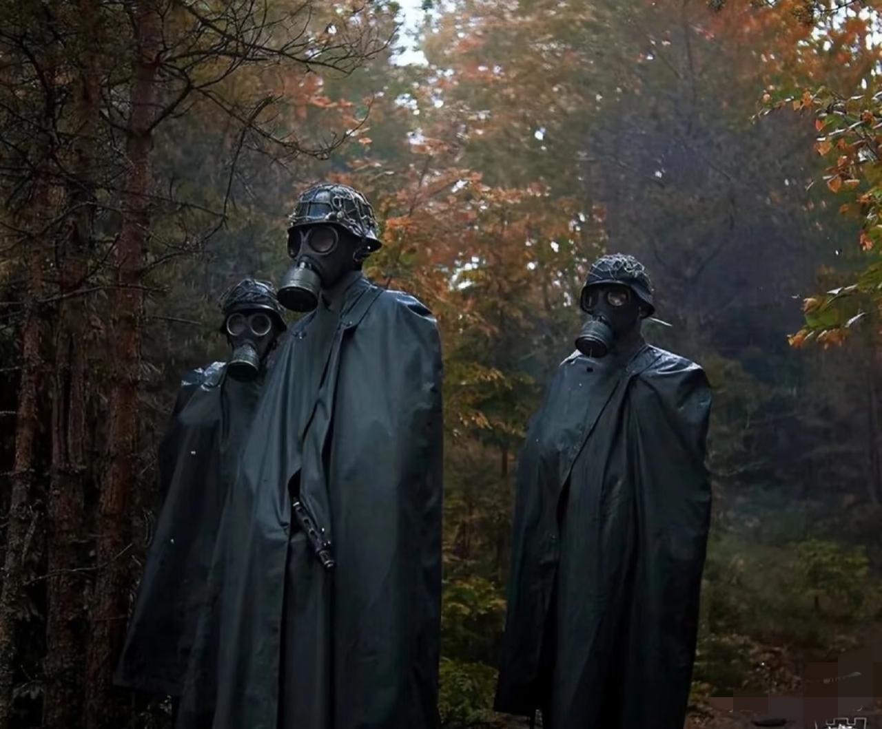 这是1961年，三个穿着NBC装备演习的荷兰士兵。
NBC，即核（Nuclear