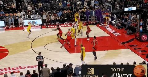 里夫斯开局命中三分，今天你是主攻！干翻猛龙看你了！洛杉矶湖人