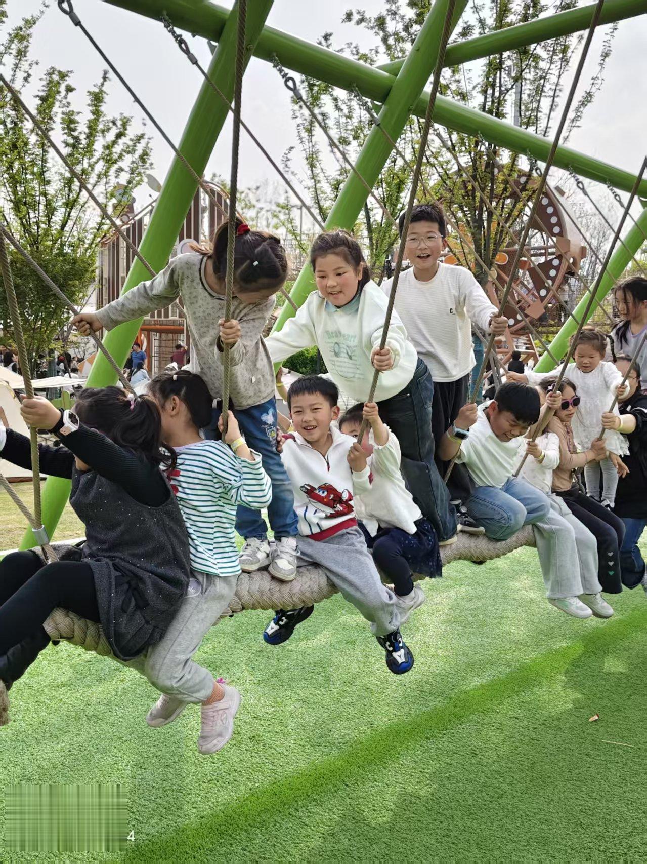 亲子户外游乐园 大型户外亲子乐园 户外亲子乐园 日落湖边景色 在湖边拍的绝美日落