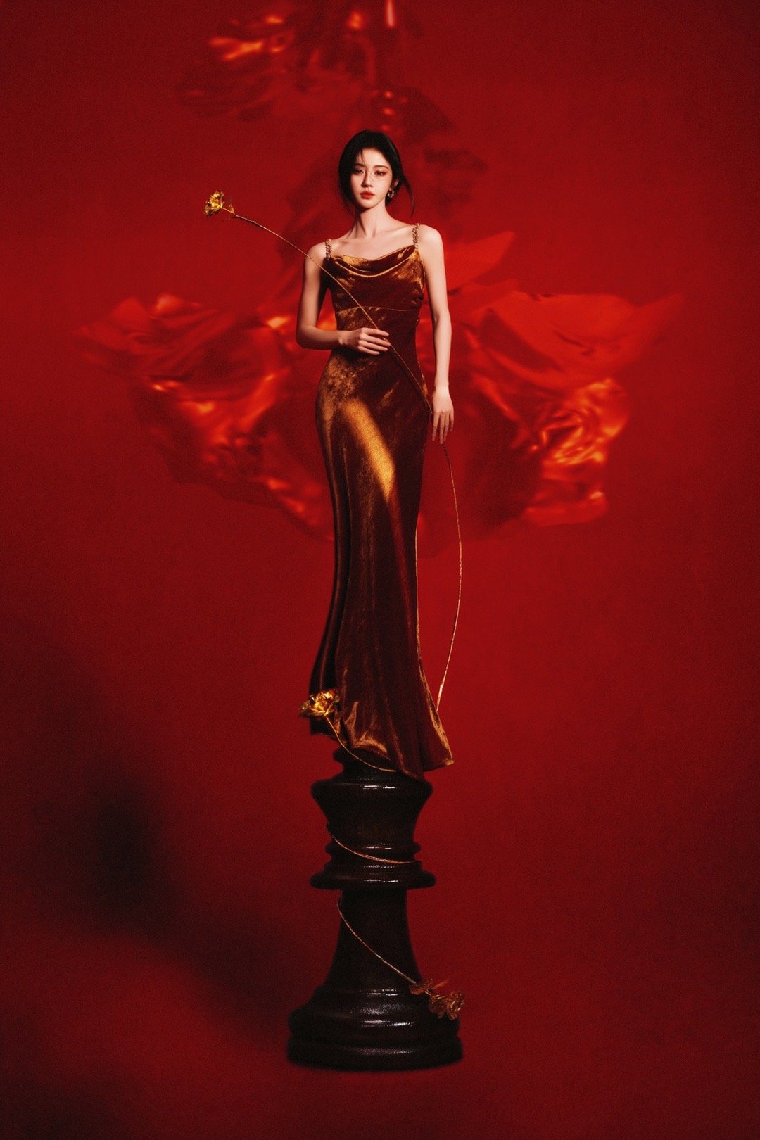 鞠婧祎｜元宵节营业出图，穿BEQUEENSTORY鎏金玫瑰长裙，执棋女王，光芒自