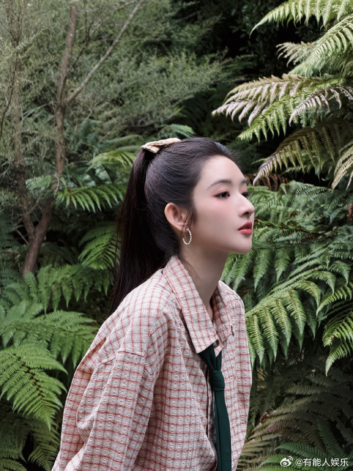 王玉雯试图吃掉彩虹王玉雯拥有了一道彩虹 分享的照片真的好有意思呀，王玉雯试图吃掉