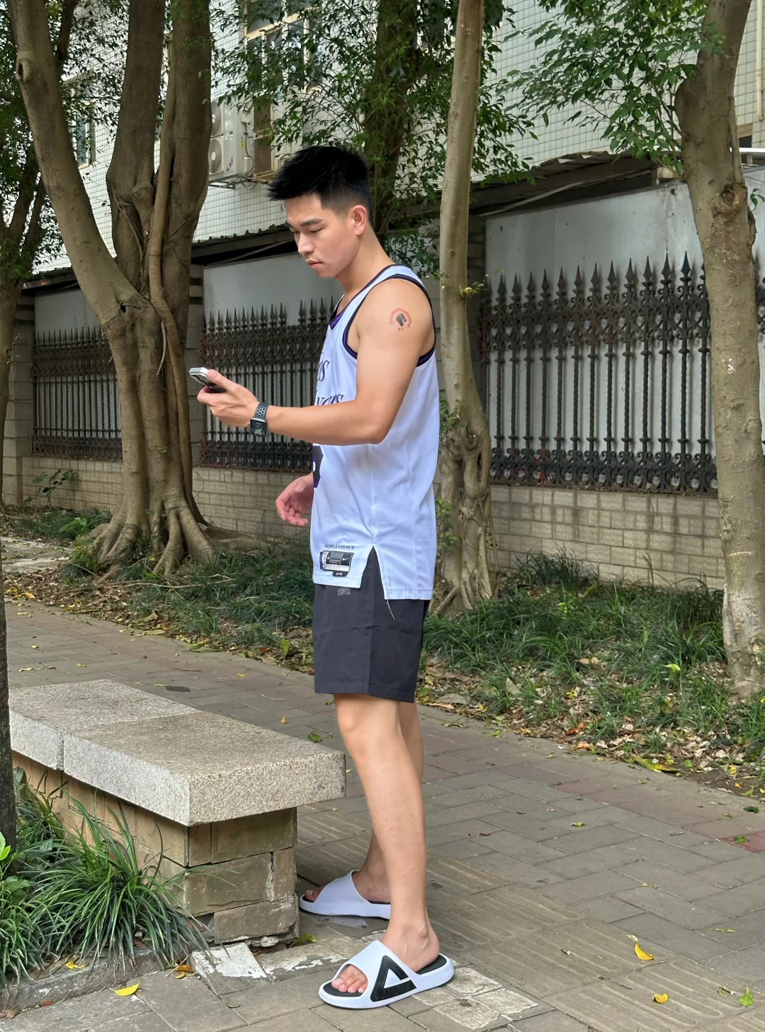 夏日穿拖鞋出门的松弛感