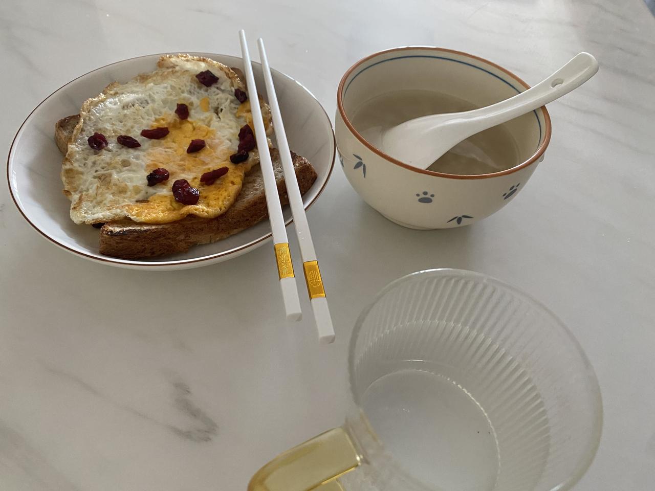 一个人的神仙日子
不上班，睡到自然醒，不慌不忙的吃了一份简单的早餐，然后去菜地摘