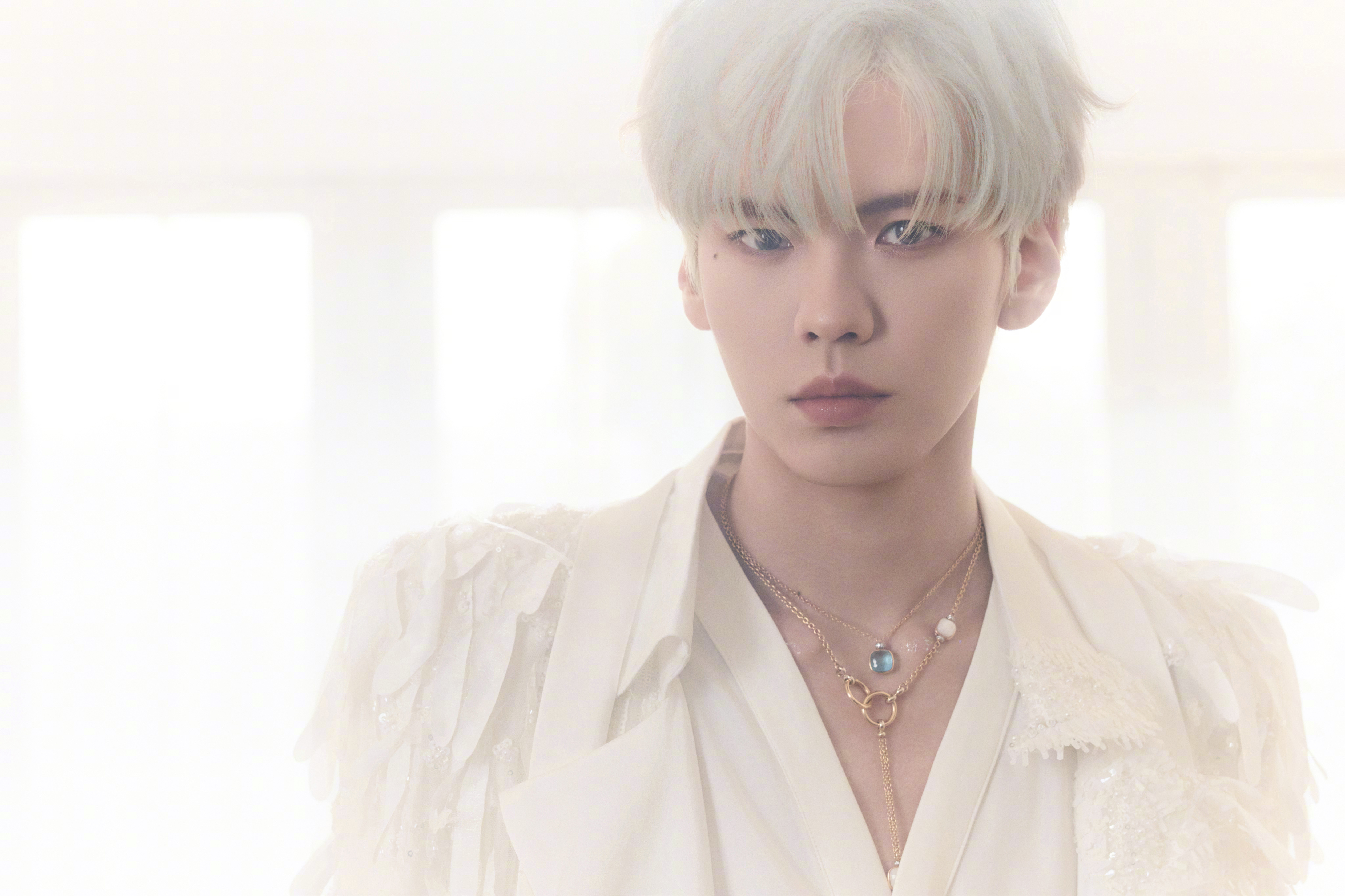   这波演唱会造型太敢了！灰白发梢泛着清冷光泽，颜值再次拔高一个level，帅到