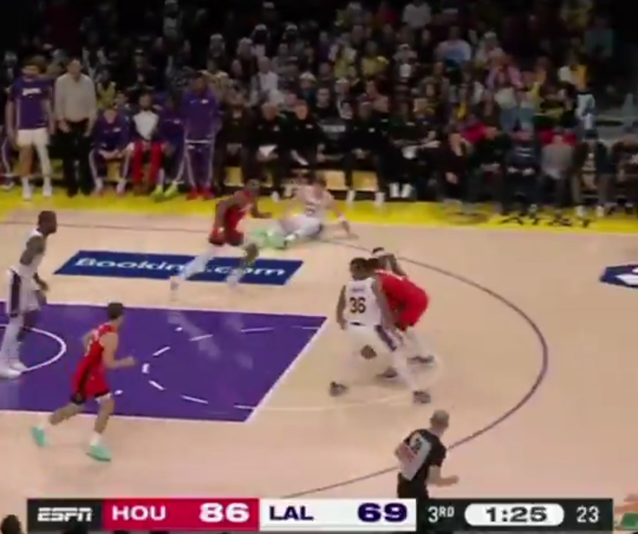 当对手都下快攻了你还在地上摊手要哨……nba