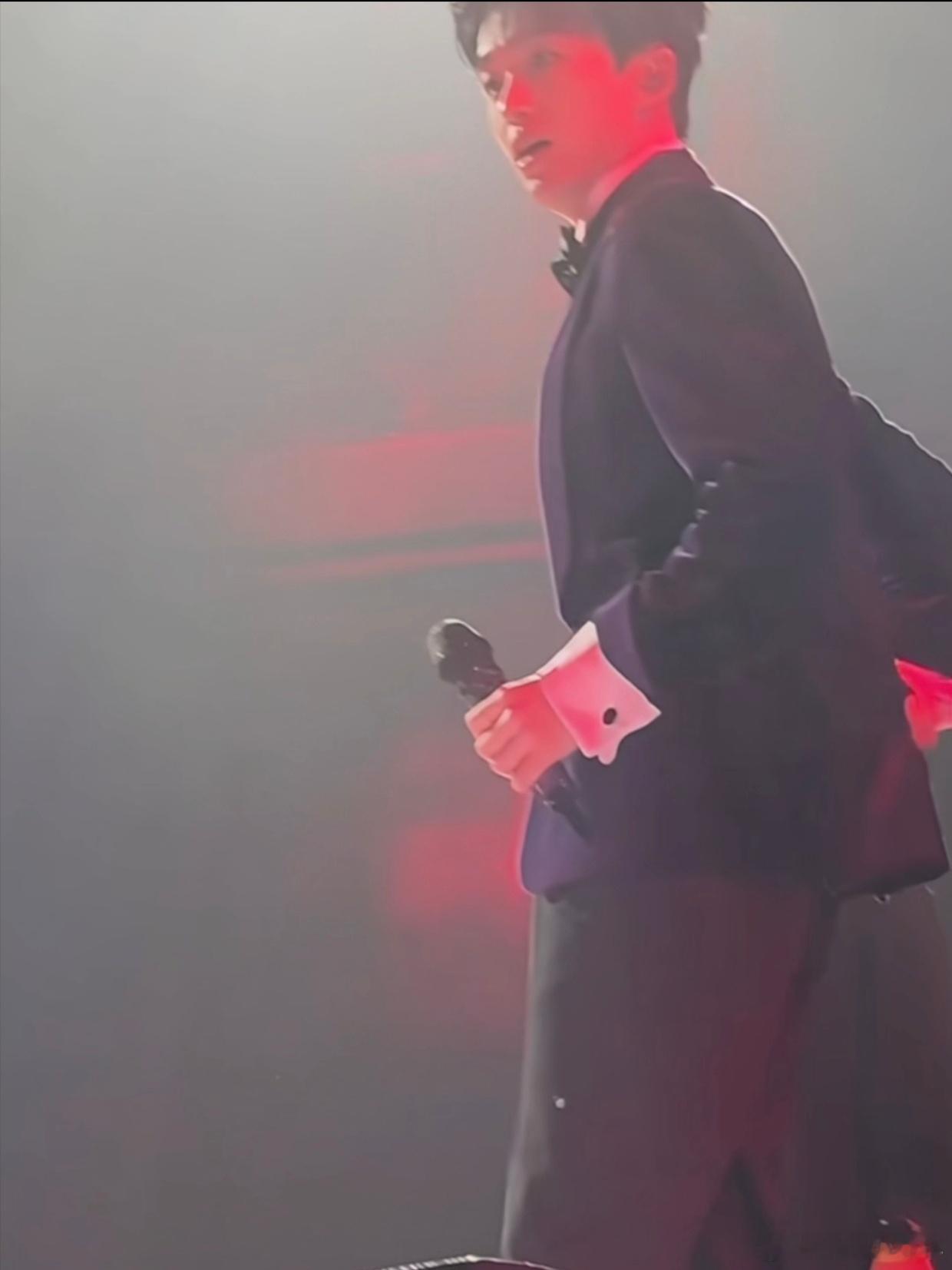 黄子弘凡不语只是一味玩三折叠  好奇黄子弘凡如何将三折叠融入表演，江苏卫视春晚，