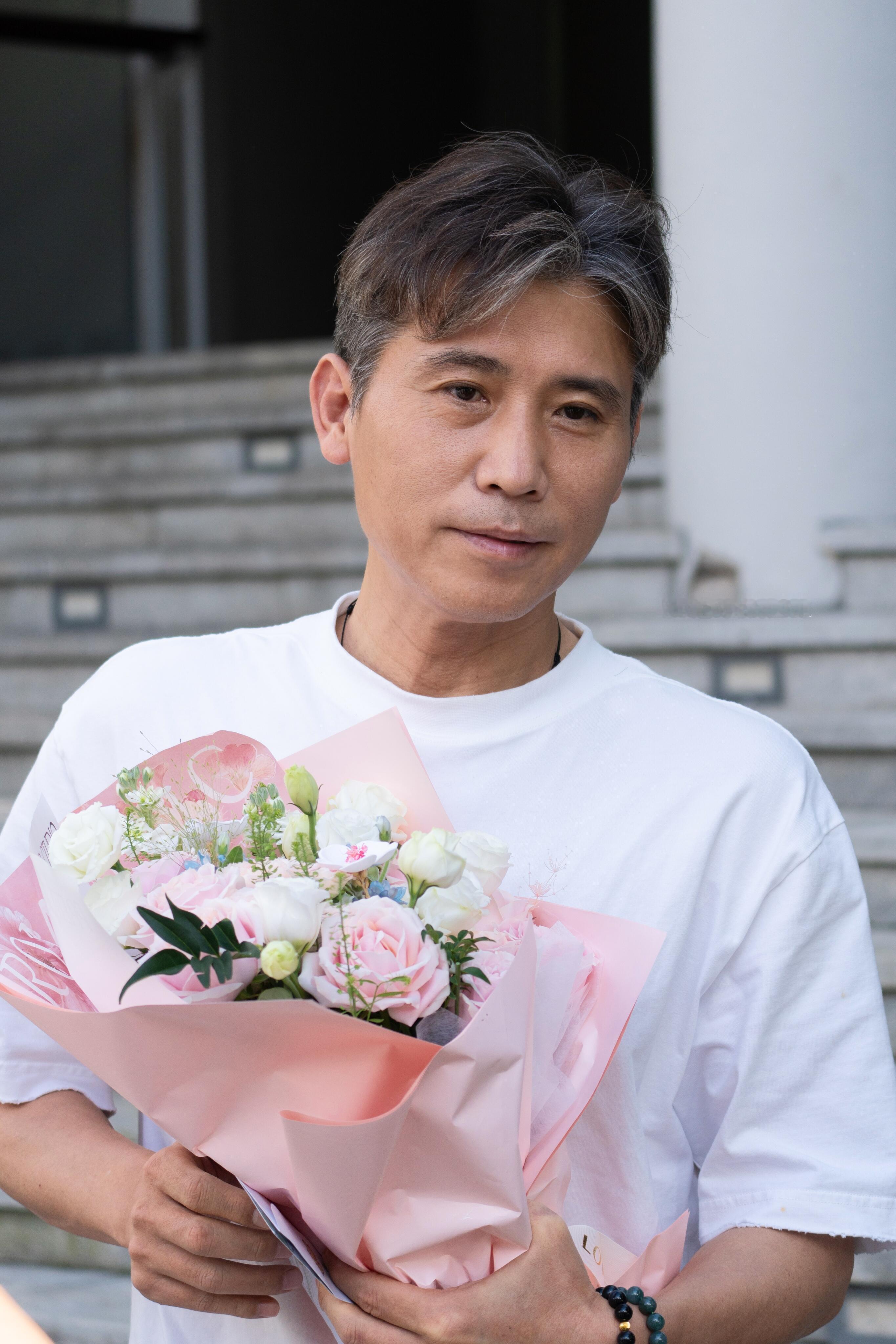 胡军李乃文跟陈丽君老父亲似的笑死！胡军李乃文活脱脱陈丽君俩老父亲，偷偷商量“给她