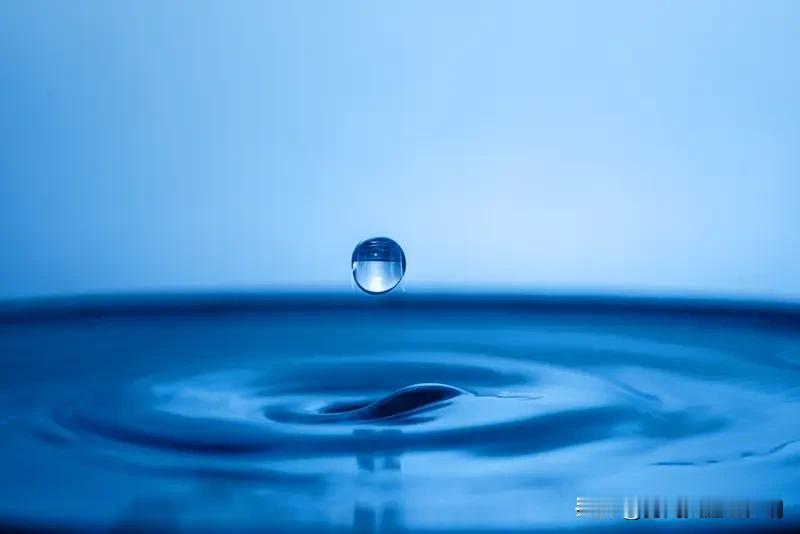 “滴水穿石”蕴含的启示可太深刻了。安徽广德太极洞内，水滴接连不断滴在同一处，几百