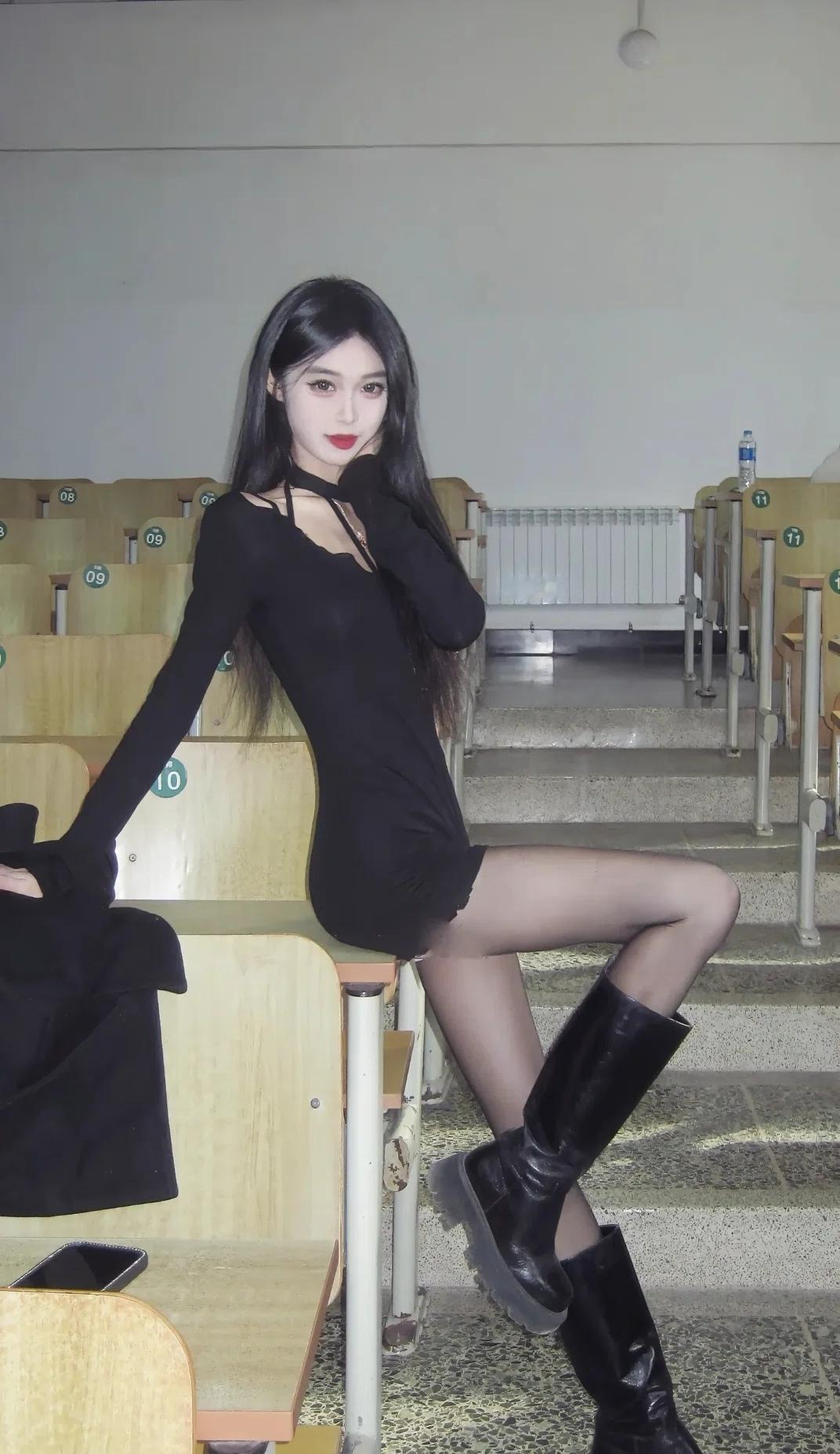 黑丝袜与黑靴的完美搭配，尽显酷炫与性感！