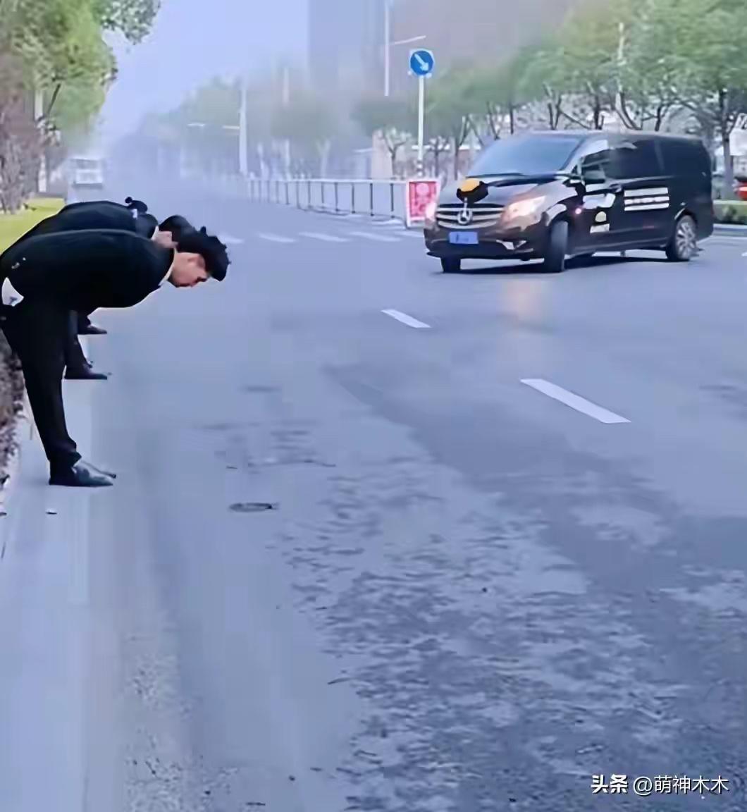 张雪峰老师的追悼会在苏州举行，社会各界人士都是自发前往，从现场人山人海的情况来看