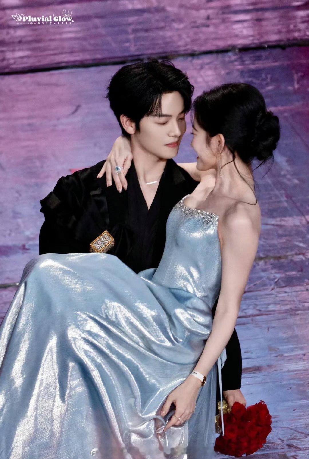 真情侣就是最好嗑的！落日雨辉甜度满分！ 