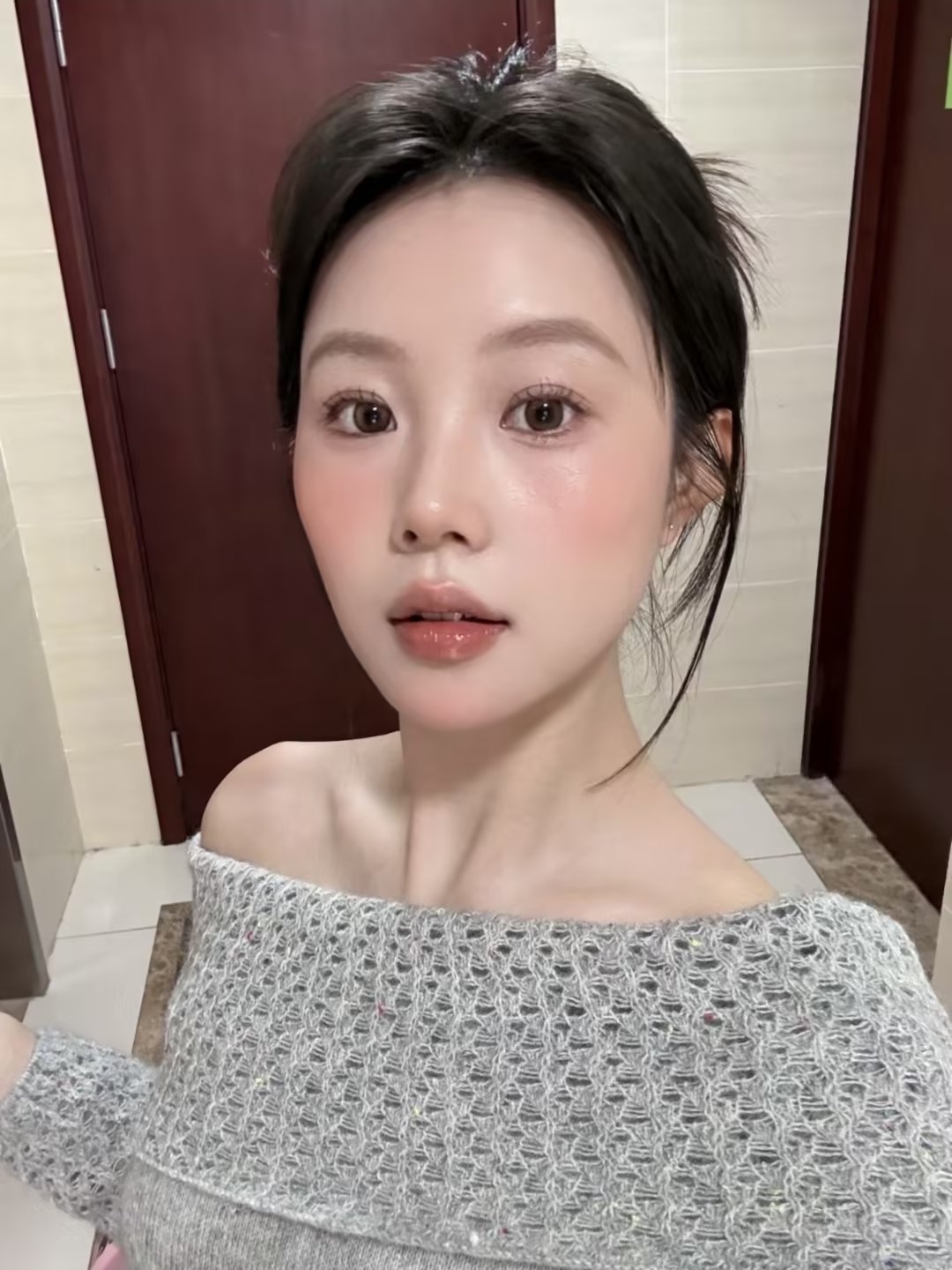 新手画卧蚕别太宽，用哑光浅棕色在睫毛下方画一条细线，再用珠光色提亮中间，眼睛瞬间