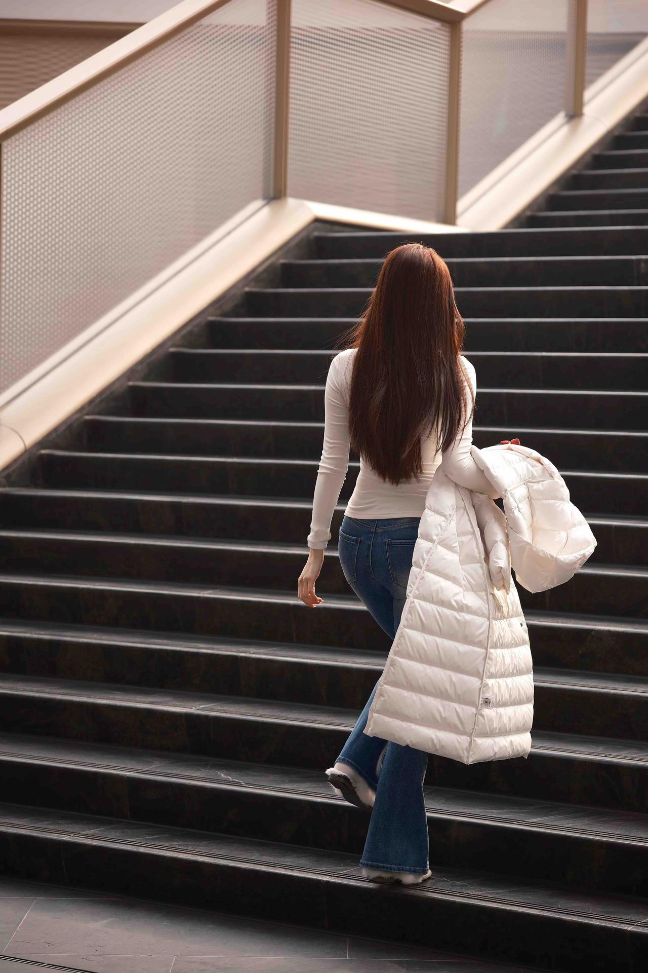 ✨ 「一抹白+一抹蓝」的松弛感公式｜冬日时髦精的万能公式

软糯高领针织裹住温柔