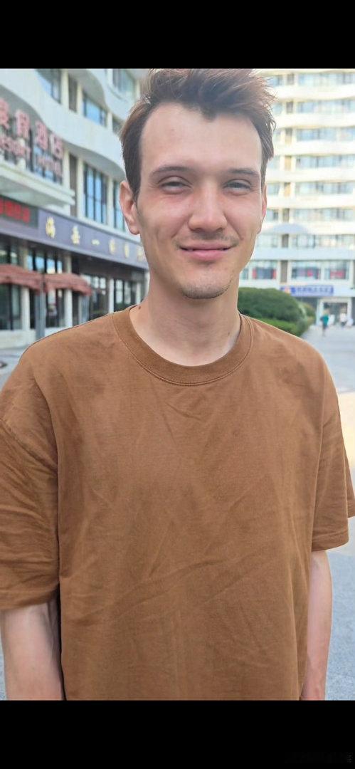 观众要哭死了演员杀青还这么欢乐欢迎来龙餐馆伟大的杀青梗伟大的杀青梗名不虚传，帮我