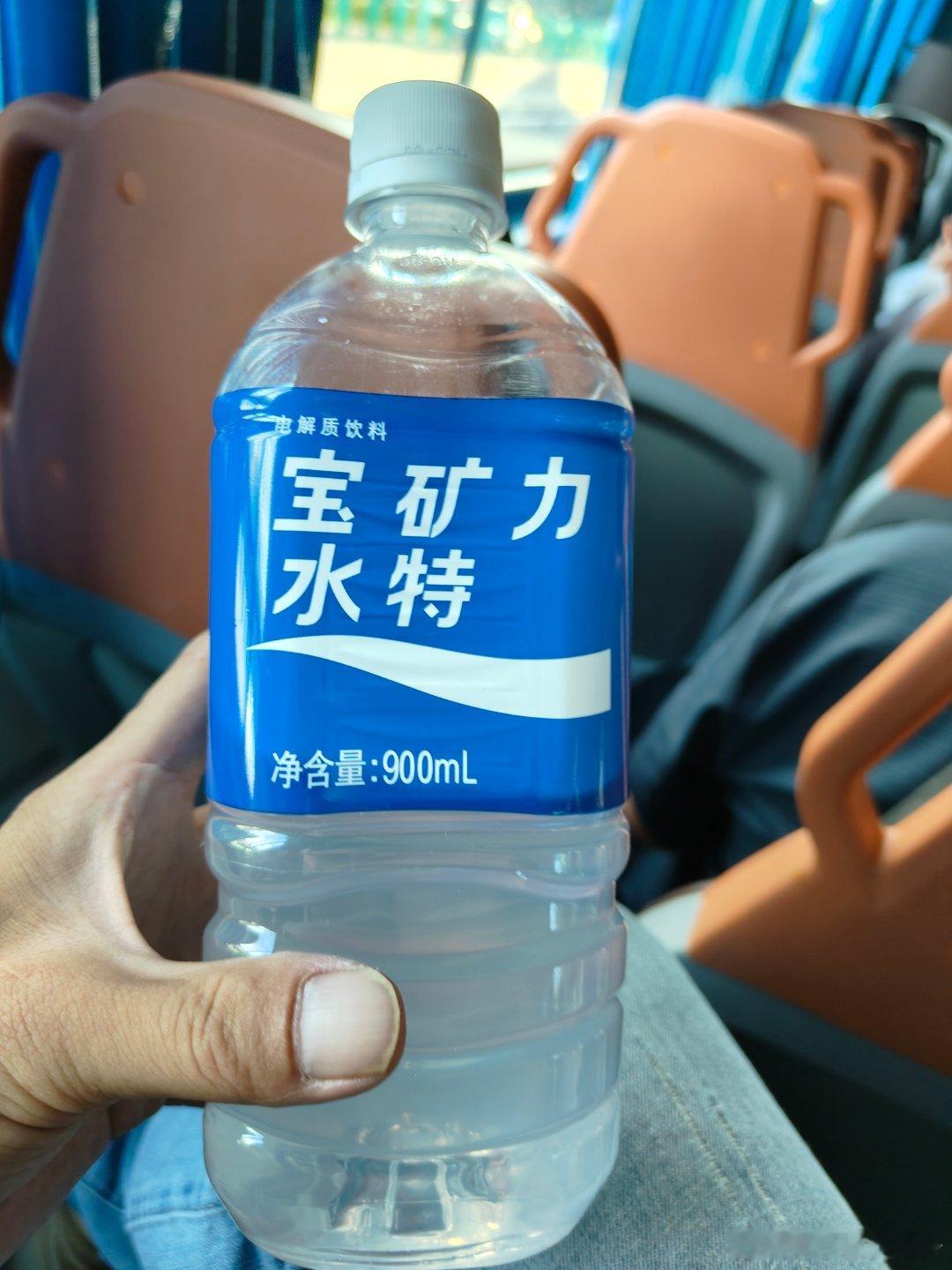 忙碌的一天，以一瓶宝矿力结束。刚还在与密云的同事聊天，突然一转头我看到我要乘坐的